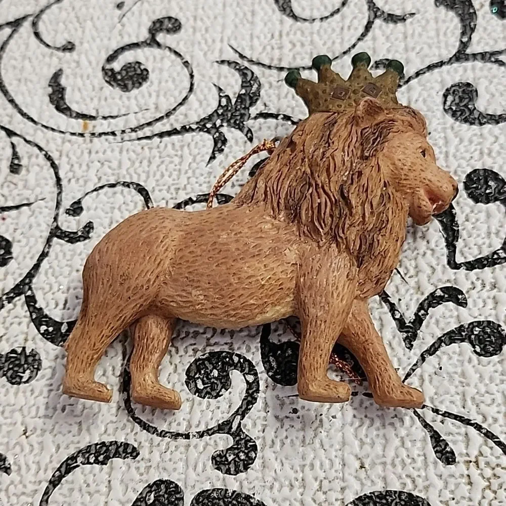 Lion  with Crown Ornament